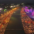 Indijci za Praznik svetlosti postavili svetski rekord po broju upaljenih keramičkih uljanih lampi