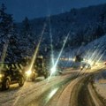 Paralisan saobraćaj od Nove Varoši prema Zlatiboru: Sneg ne prestaje da pada, oboreno drveće, kamioni stoje (foto/video)