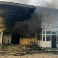 Požar u Nišu još uvek nije saniran: Magacini gore, u pomoć pristižu i vatrogasci iz drugih gradova (foto, video)