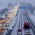 Sneg i led u Nemačkoj: haos na putevima, letovi otkazani