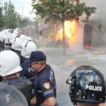 Haos na ulicama Tirane: Demonstranti bacali Molotovljeve koktele na gradsku skupštinu VIDEO