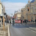 GIMNAZIJALCI NA PROTESTU ISPRED ŠKOLSKE UPRAVE: “OVA REKA ODAVNO JE VEĆ POTEKLA I NIJEDNA VAŠA BRANA NEĆE USPETI DA…