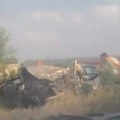 Prizori koji lede krv! Teška nesreća kod Dobanovaca: Vozilo potpuno zgužvano, delovi rprolaznici pomažu povređenima…