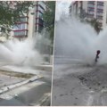 Gejzir u Bloku 29: Odvaljen hidrant, voda šiklja na sve strane (video)