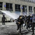 MUP objavio bizarnu kompilaciju snimaka brutalnosti policije širom sveta: Iz konteksta istrgli samo postupanje policije ali ne…
