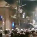 Napad na policiju u Pančevu: Demonstranti bacali kamenje na kordon, došlo do sukoba (video)