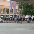 Zašto su večeras građani bili na skupu u Vrbasu: Od toga da slušaju o zdravlju i propagiraju ljubav do agresije prema…