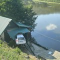 "Škodom" uleteo u vikendicu i ostao da "visi" Nesvakidašnja saobraćajna nesreća na obali Morave: Pukom srećom izbegnuta…