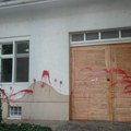Uništena kuća aktivistkinje u Odžacima: Nepoznati vandali išarali fasadu crvenom bojom, ostavili i otiske crvene šake
