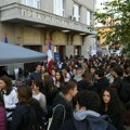 Učenici Filološke gimnazije stupili u jednodnevnu blokadu nastave: Pružaju podršku drugarima ispred Pete gimnazije FOTO