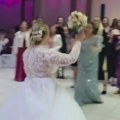 ''Užas, ja bih se iznervirala'' Mlada prekršila važno pravilo na venčanju, a onda je u salu ušetao on - gosti se krstili i…