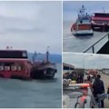 Drama na moru, brod pun turista tone! Udar talasa razbio trup plovila, nastala je opšta panika i borba za goli život (video)