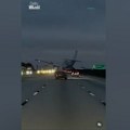 Avion se zabio u automobil na auto-putu: Srča i delovi vozila leteli na sve strane (video)