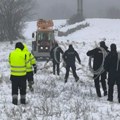 Sve vreme na terenu: Policija i vatrogasci brinu o građanima u teškim zimskim uslovima (foto)