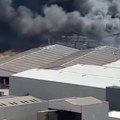 Veliki požar u Londonu: Vatra blizu stadiona Vembli poremetila saobraćaj metroa i železničke linije (video)