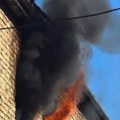 (Foto, video) Požar u Zemunu, dim se nadvio nad Gardošem! Plamen kulja iz prozora zgrade
