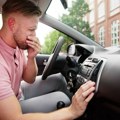 Da li osećate miris buđi u automobilu svaki put kada pada kiša? Rešite problem na ovaj način