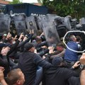 Evo foto dokaza da uhapšeni Srbi nisu učestvovali u neredima! Policija ih privela dok su mirno sedeli na zemlji (video)