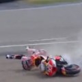 Stravična scena na trci formule 1 Čuveni vozač pao sa motora koji se prepolovio (video)