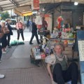 Prodavac na niškoj pijaci se vezao lancima zbog rušenja lokala: „Vučiću, ja sam rob…“