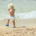 Beba pravi prve korake na plaži, a pas joj pomaže Scena će vam ulepšati dan