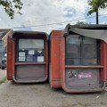 FOTO: Hit poruka na kiosku – „Molimo vas da ne ostavljate smeće, objekat je u funkciji“
