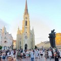 FOTO: Novosađani ispred Gradske kuće čekaju rezultate izbora u Zaječaru i Kosjeriću