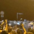 Snimak incidenta nakon protesta na Slaviji: Jedan policajac je zadobio povrede (Video)