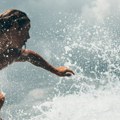 Ni sirene za uzbunu ga nisu pokolebale „Znam da sam lud, ali morao sam”, kaže surfer koji je odlučio da zaplovi u susret…