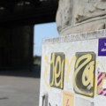 (Foto): Misteriozne nalepnice osvanule širom Beograda: Niko ne zna ko ih lepi, a evo šta piše na njima