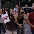 Nastavljeni protesti do sedišta SNS-a. Vlast vrši pritisak na zaposlene da se pridruže večerašnjoj šetnji