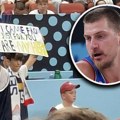 Mali turčin raznežio Srbiju! Pogledajte transparent koji je dečak posvetio Jokiću na meču protiv Letonije: "Došao sam zbog…