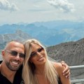 Naš pevač ima ženu za kojom nema ko se ne okrene: Opalila selfi u liftu, oboje u crnom! Ona u dekoltiranoj haljini, nema joj…