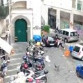 Jezive scene u Napulju: Policajac potegao pištolj, žena u panici bežala od huligana VIDEO