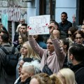 Hiljade ljudi oprašataju se od Halida Bešlića, na komemoraciji obratila se njegova unuka: “Ti si naša ljubav”