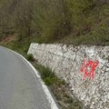 (Foto) "Nova pretnja i provokacija na račun srpskog naroda": Grafiti UČK ispisani na putu u Zubinom Potoku