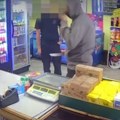 Vatrogasac u Šapcu sprečio pljačku: Savladao maskiranog razbojnika koji je nožem pretio radnici (video)