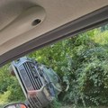 Prevrnut auto kraj puta u Donjoj Sabanti, policija i Hitna izašle na teren, ali nisu nikoga zatekle