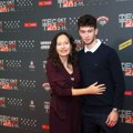 Ivana Žigon sa sinom došla na premijeru filma "'Zlatni rez 42 -Djeca Kozare": Ovako danas izgleda Stevo koji je dobio ime po…