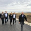 Ministar Vesić obišao radove na putu Laćarak – Čalma: Za poboljšanje lokalnih puteva u Sremskoj Mitrovici uloženo 600…