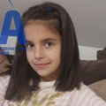 Ona je malena, ali prava heroina: Devetogodišnja Una iz Čačka ošišala se, a svu svoju kosu donirala kako bi se za decu…