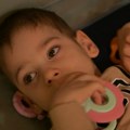 (Video): "Ja se nadam i verujem da će on jednog dana stati na svoje noge i reći - mama" Nikola je heroj koji je 14. dana…
