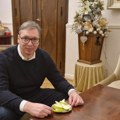 Vučić pred akciju policije jede jabuke: "Trenuci predaha"