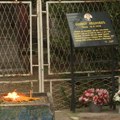 Paljenje sveća na mestu ubistva Olivera Ivanovića u Kosovskoj Mitrovici