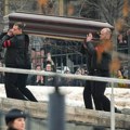 Uznemirujuća scena na sahrani Navaljnog: Otvoren kovčeg, telo opozicionara prekriveno cvećem, muk u kapeli (foto)