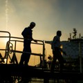 Геополитички ризици расту, цена нафте засад стабилна