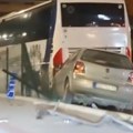 Saobraćajka kod autobuske stanice u Čačku! Autom se zakucao u autobus, otpao mu branik