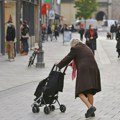 Policajac tražio baki (80) da mu pokaže sadržaj cegera - zbog onoga što je usledilo plače cela zemlja: "Gladna sam i ne…