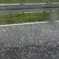 (Video) Odjednom se sve smračilo! Haos na auto-putu kod Ljiga: Morali smo da se zaustavimo od siline nevremena Grad…