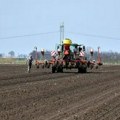 Uređuju se atarski putevi u Vojvodini Pokrajina finansira uređenje sa 440 miliona dinara